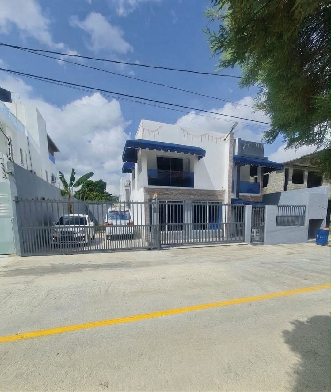 VENDO CASA DE 2 NIVELES CERCA DE LA EMBAJADA EEUU