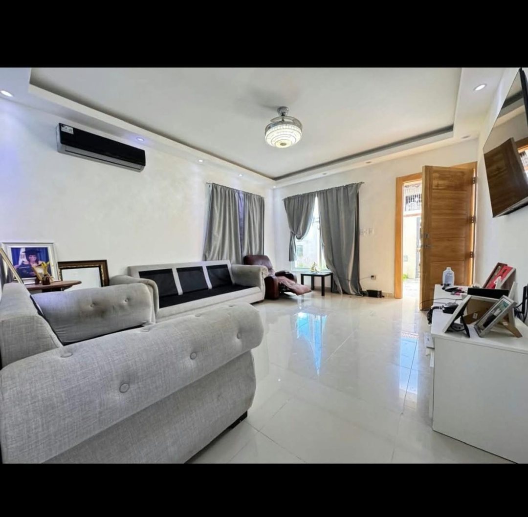 VENDO CASA DE 2 NIVELES CERCA DE LA EMBAJADA EEUU
