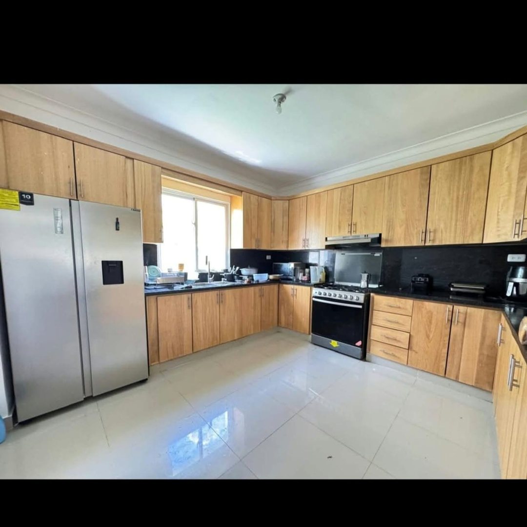 VENDO CASA DE 2 NIVELES CERCA DE LA EMBAJADA EEUU
