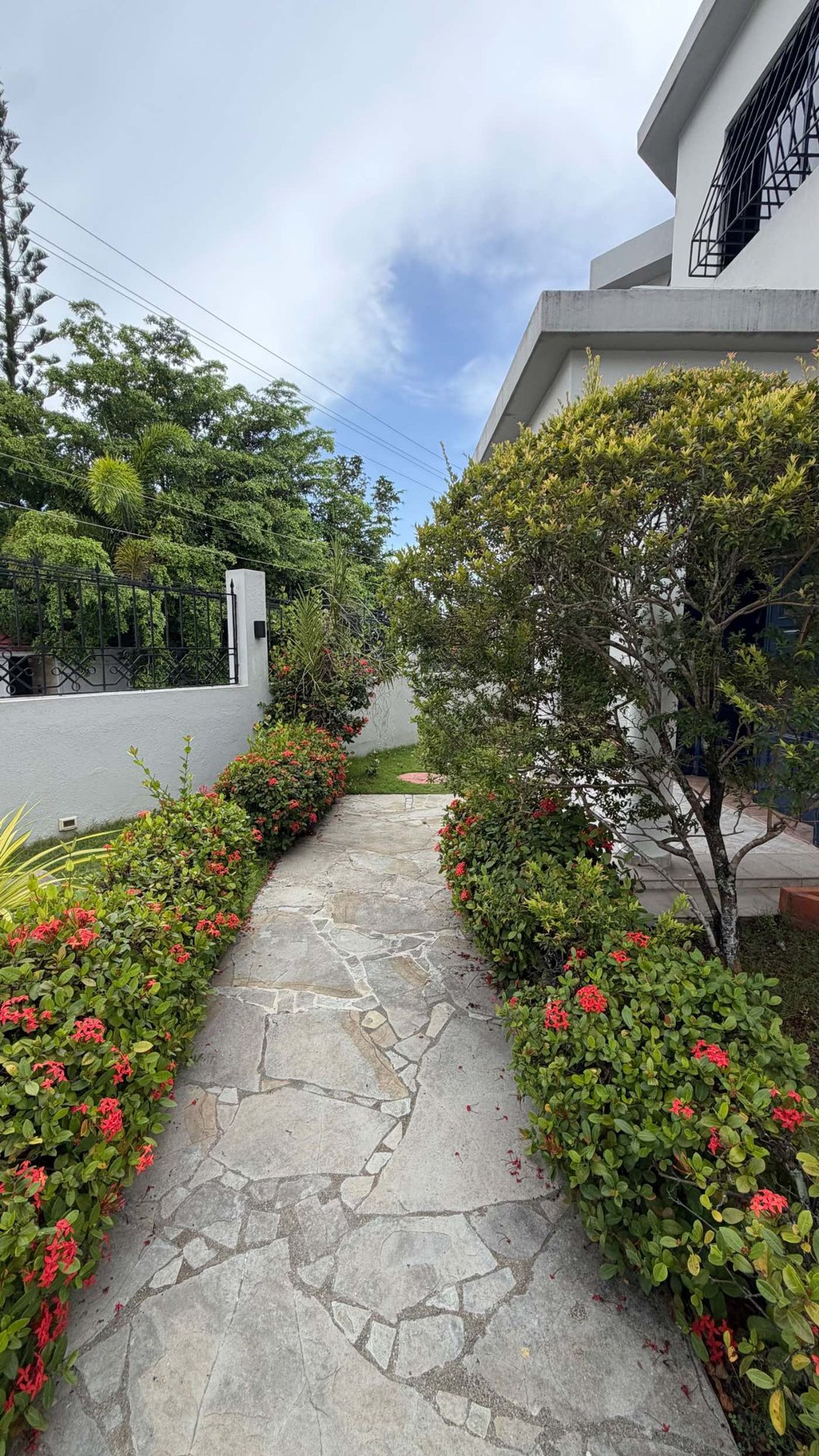 CASA AMPLIA CON TERRAZA EN RESIDENCIAL CERRADO