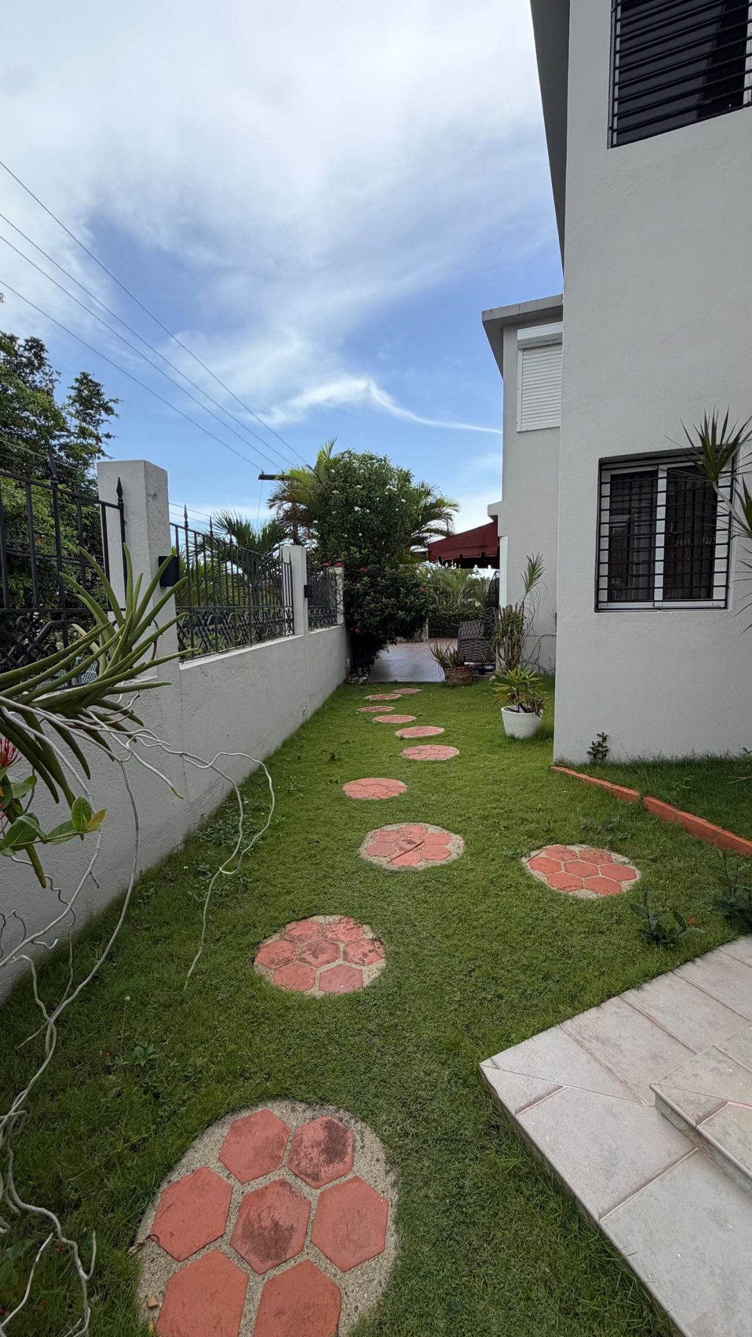 CASA AMPLIA CON TERRAZA EN RESIDENCIAL CERRADO