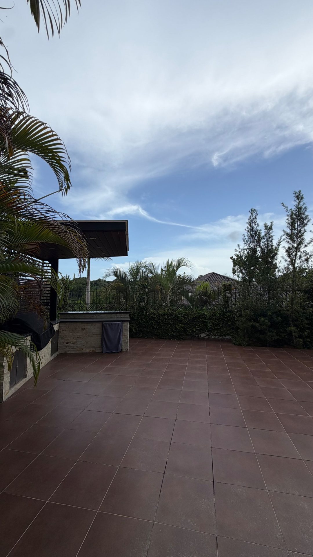 CASA AMPLIA CON TERRAZA EN RESIDENCIAL CERRADO