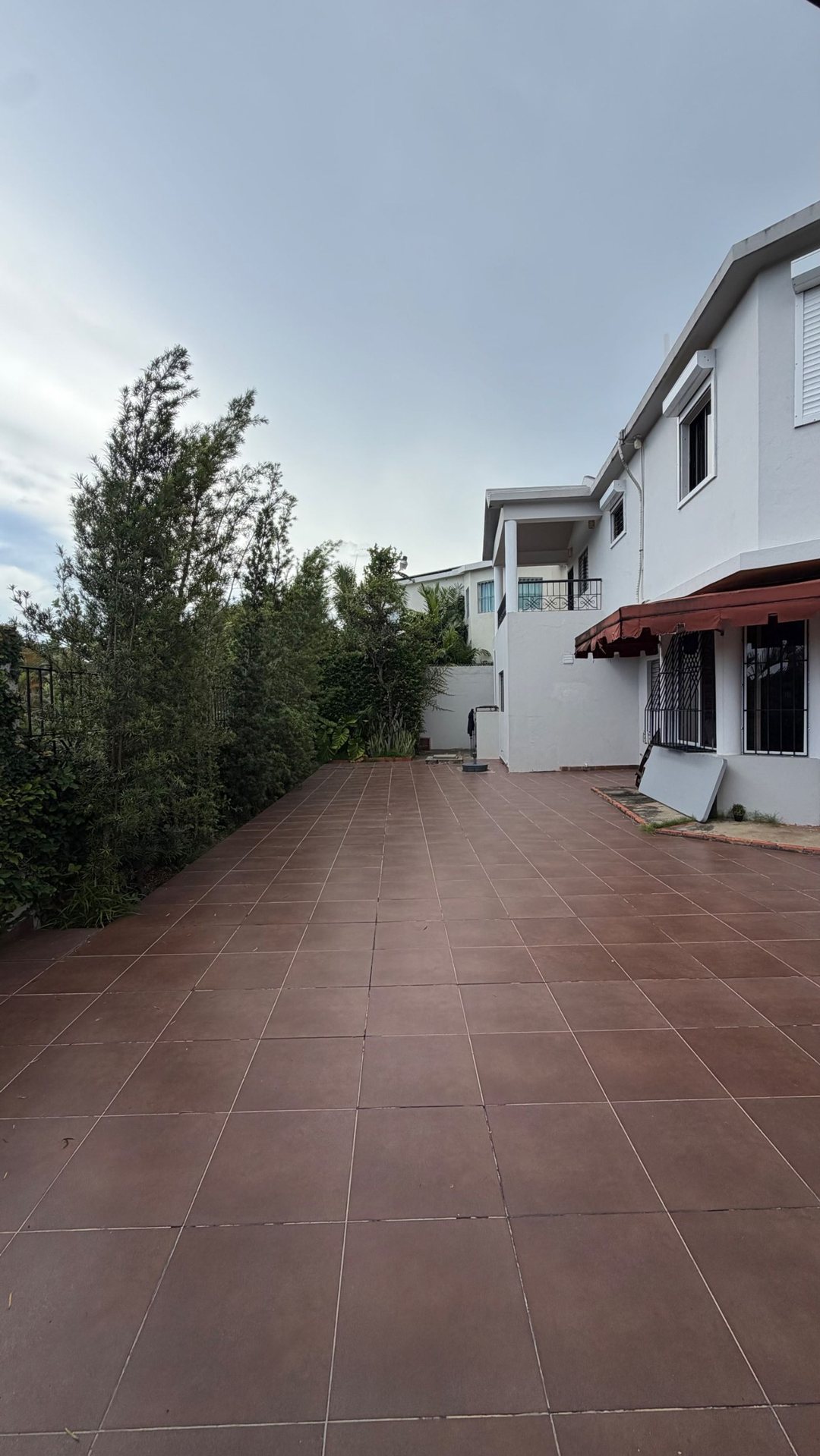 CASA AMPLIA CON TERRAZA EN RESIDENCIAL CERRADO