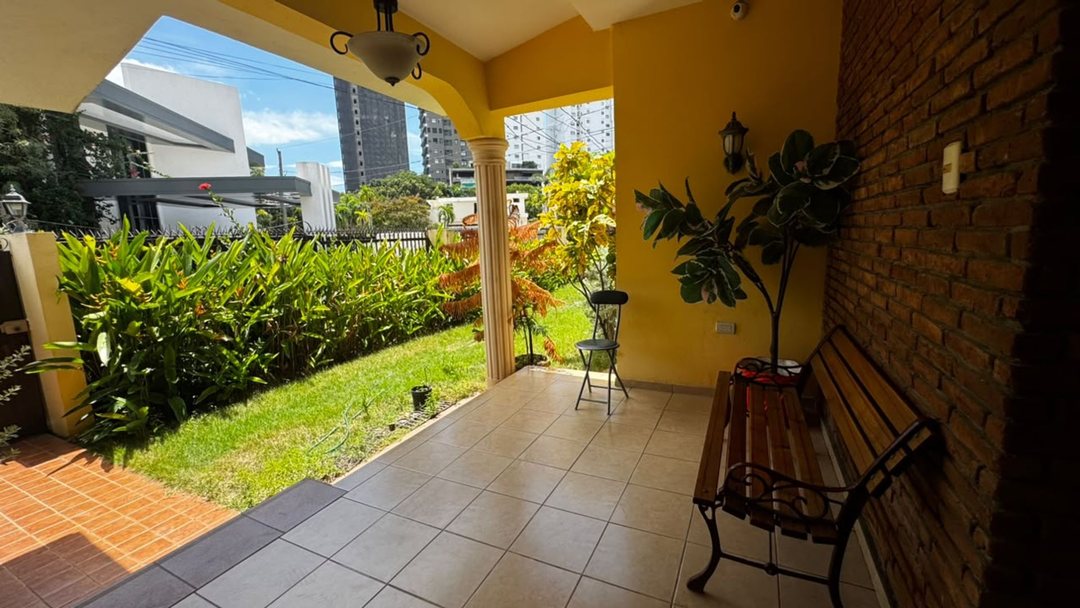 CASA EN VENTA 3 DORMITORIOS LOS CACICAZGOS