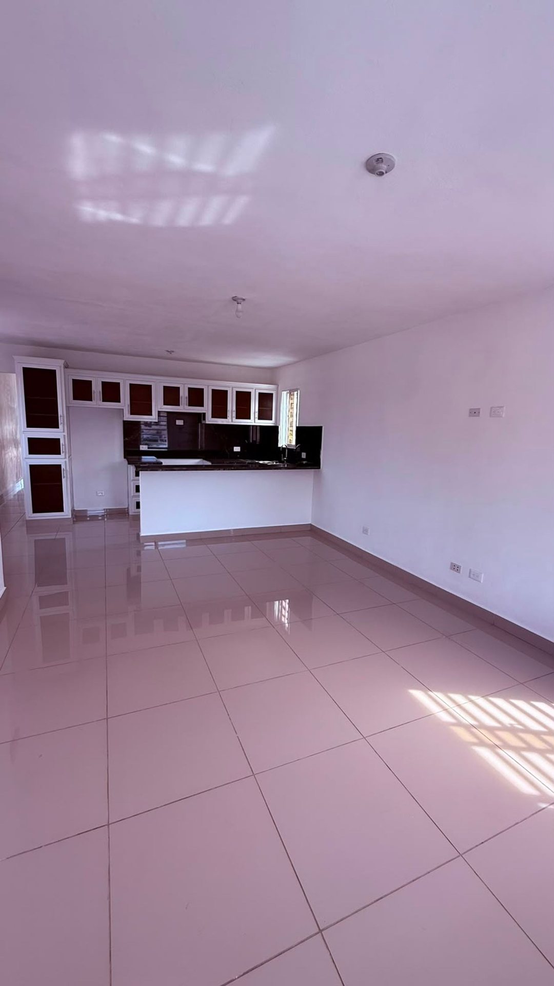 Edificio/ Apartamentos y oficina en Alma Rosa