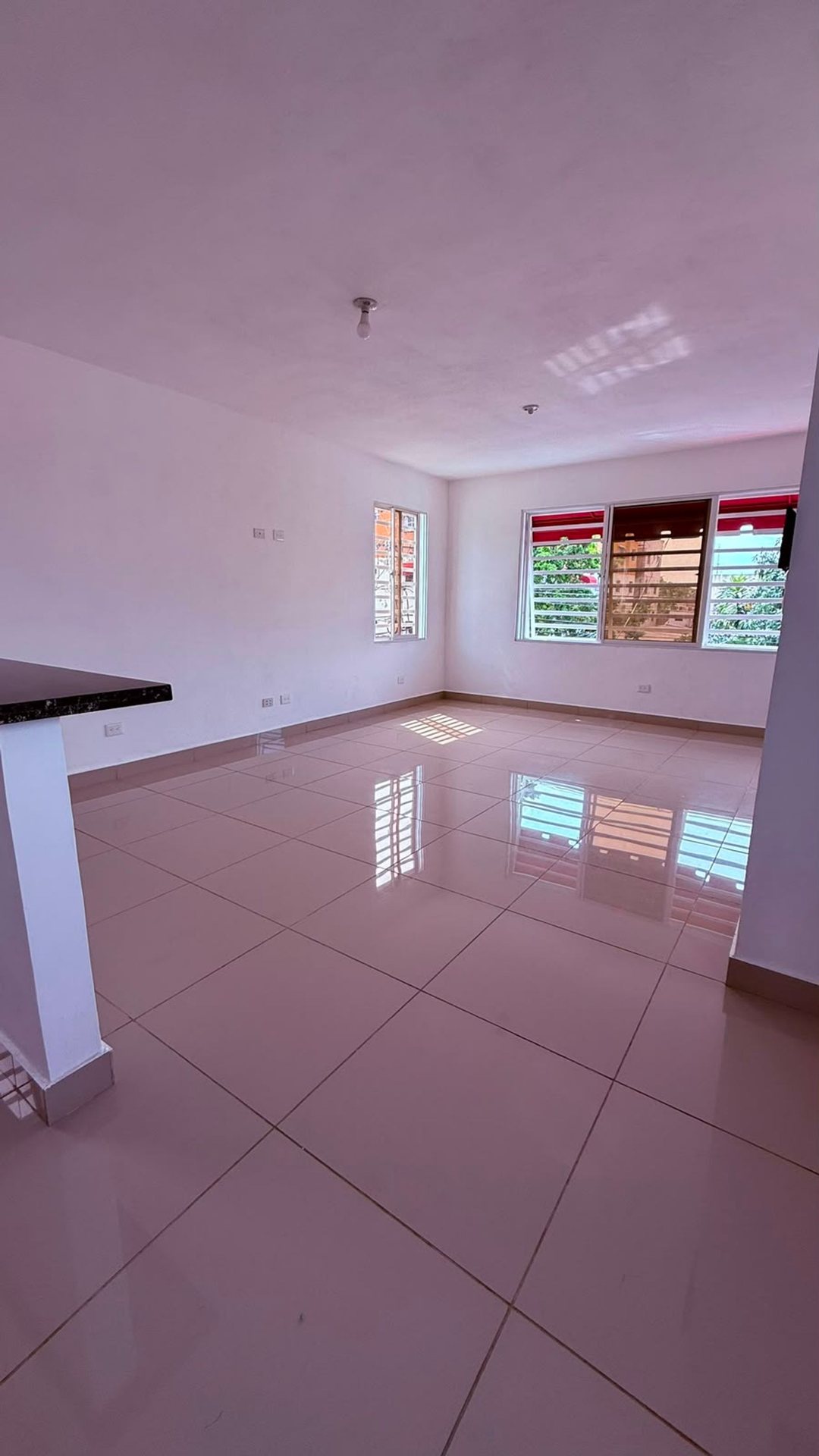 Edificio/ Apartamentos y oficina en Alma Rosa