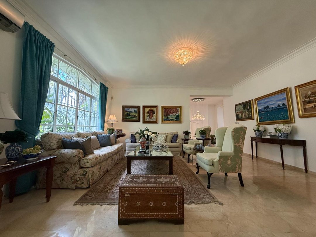 Casa Familiar en Altos de Arroyo Hondo III
