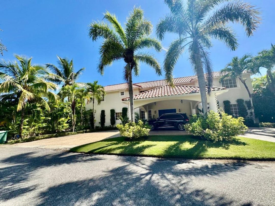 Villa con Piscina en Metro Country Club | Juan Dolio