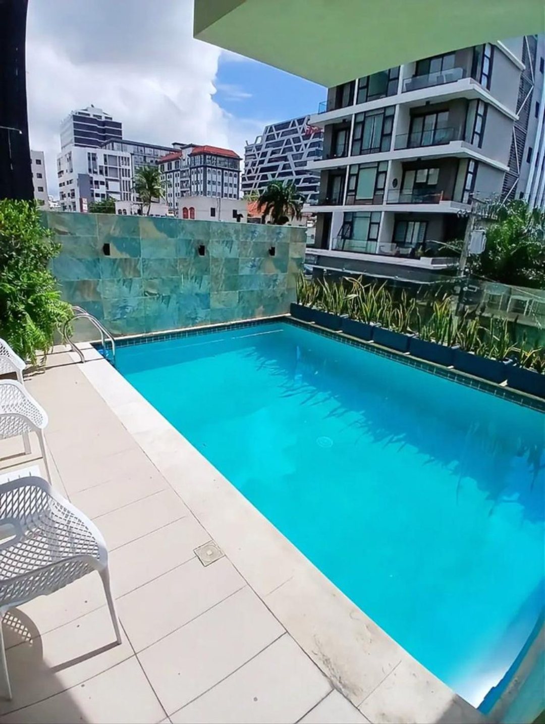 Piso alto de 2 habitaciones con vista frontal en Piantini
