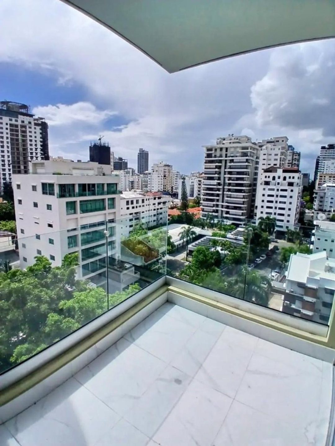 Piso alto de 2 habitaciones con vista frontal en Piantini