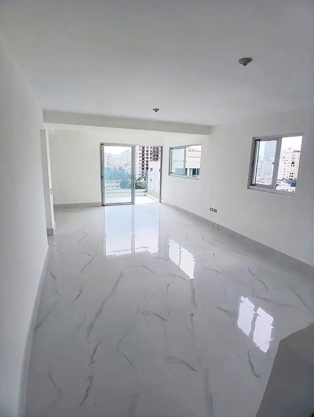 Piso alto de 2 habitaciones con vista frontal en Piantini
