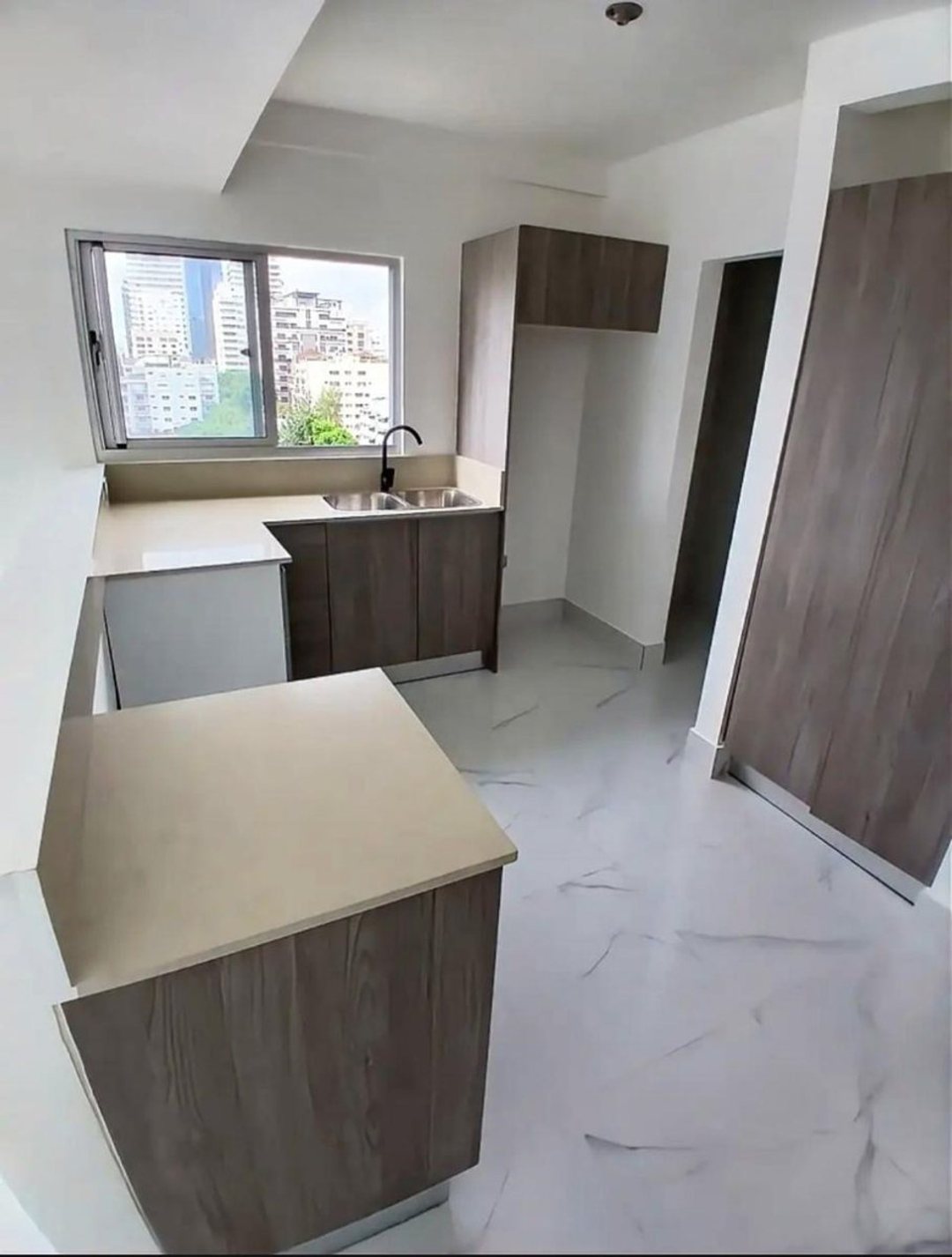 Piso alto de 2 habitaciones con vista frontal en Piantini