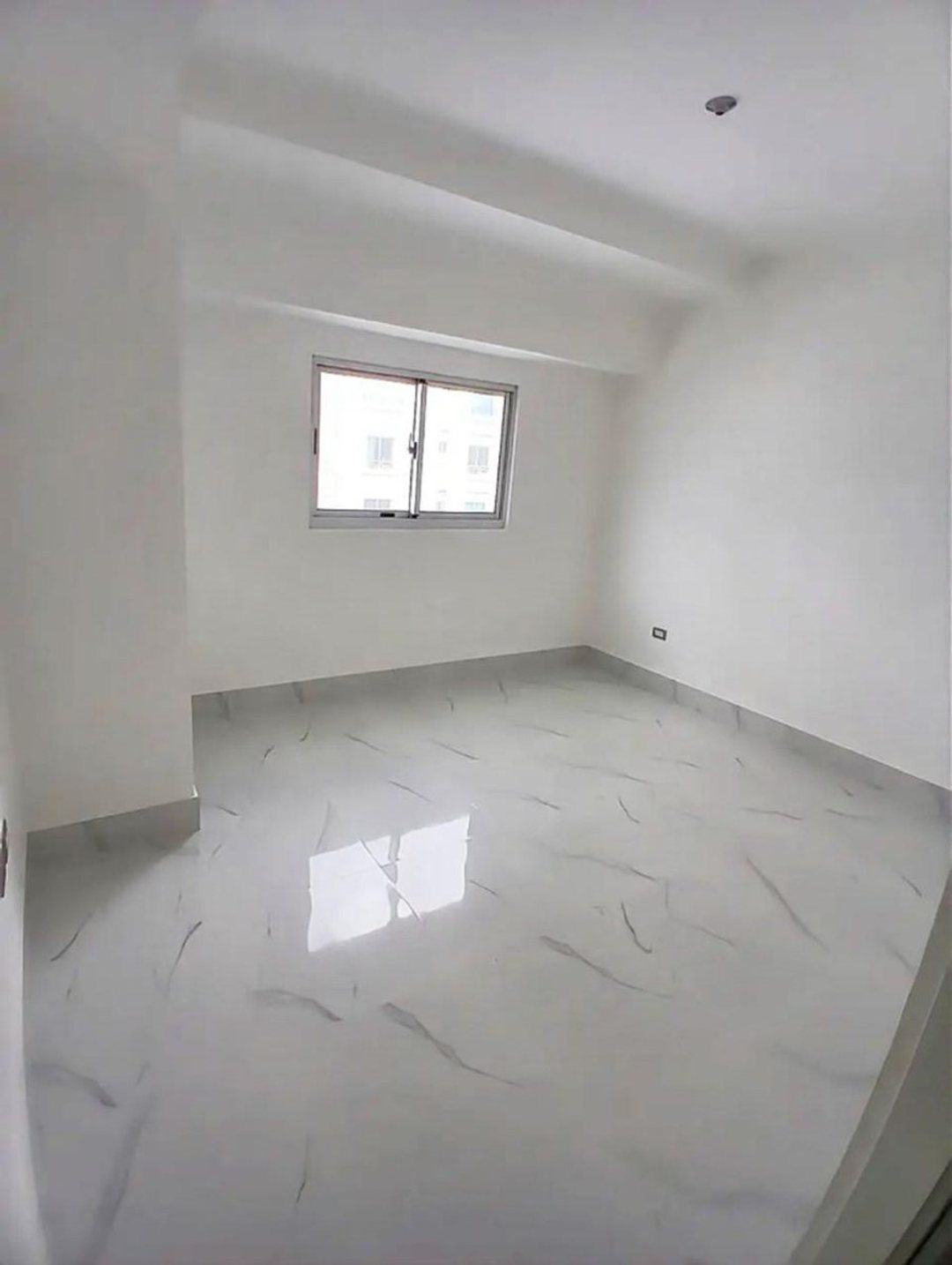 Piso alto de 2 habitaciones con vista frontal en Piantini