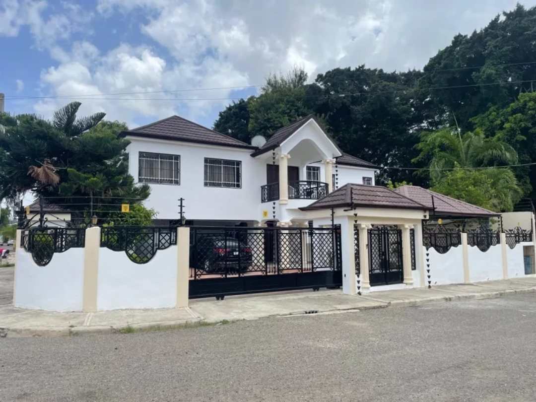 Hermosa Casa en Urb. Henríquez, Área Monumental, Stgo.