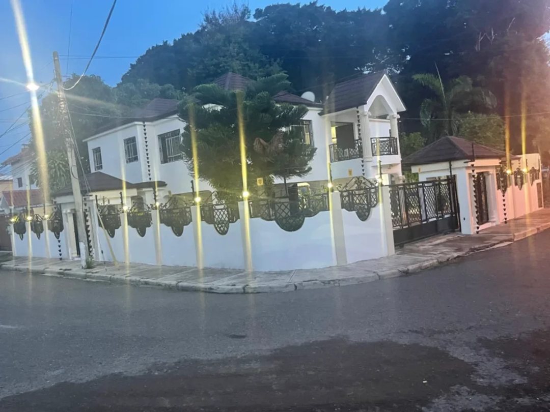 Hermosa Casa en Urb. Henríquez, Área Monumental, Stgo.
