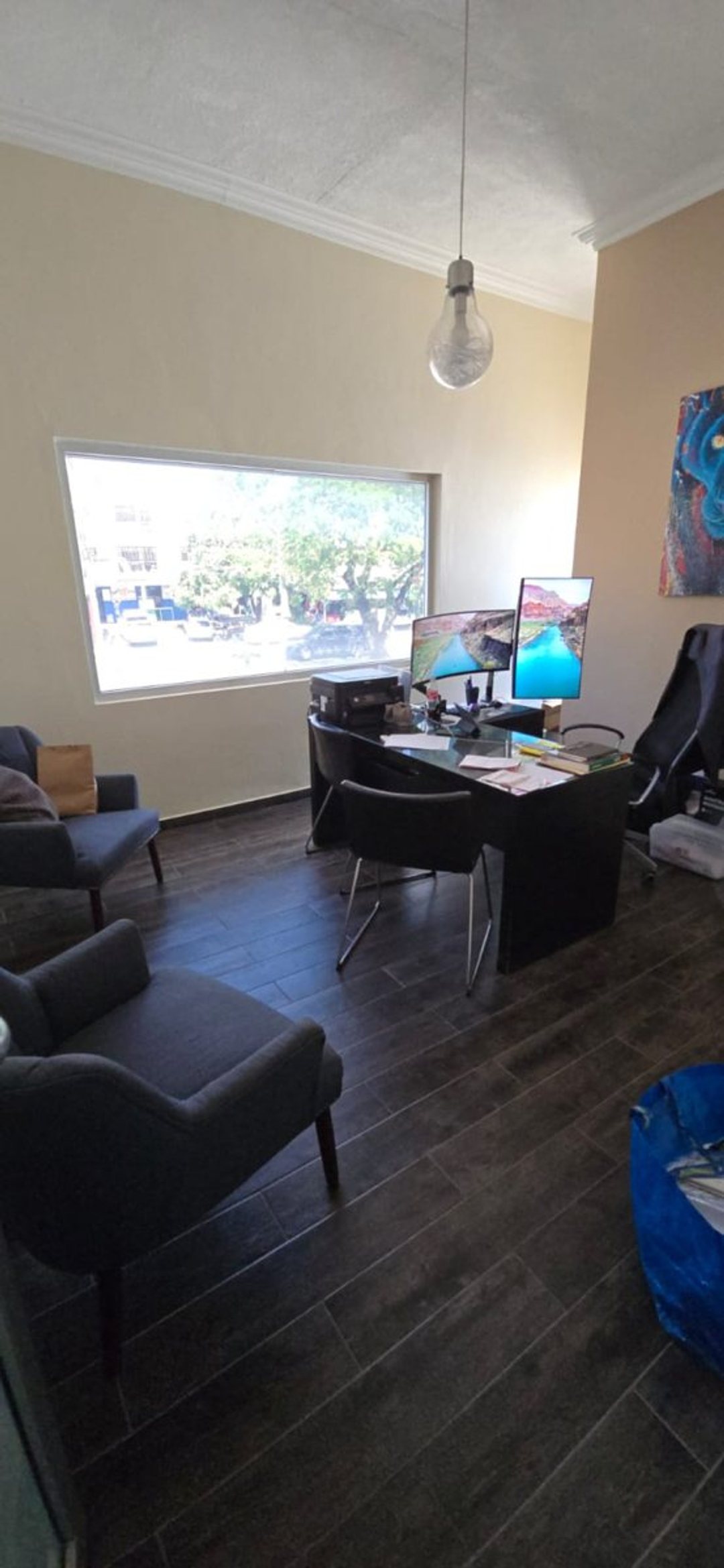 Edificio Comercial con Naves y Sótano en Venta