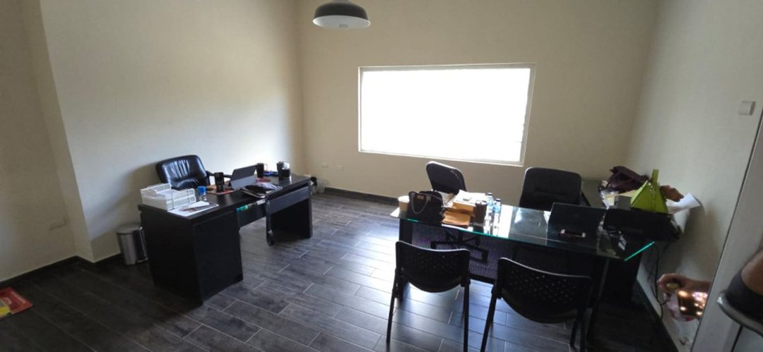 Edificio Comercial con Naves y Sótano en Venta