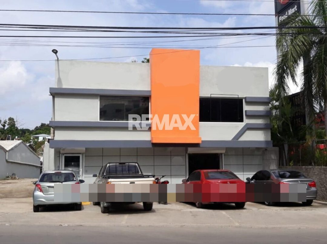 Edificio Comercial con Naves y Sótano en Venta
