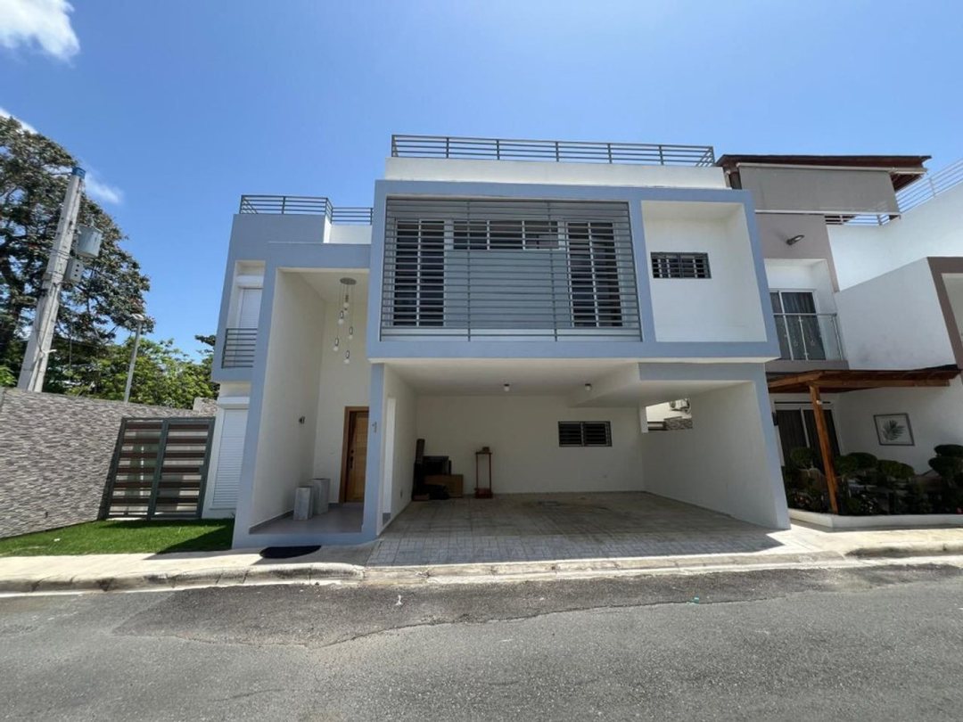 Casa en Altos de Arroyo Hondo III, Santo Domingo