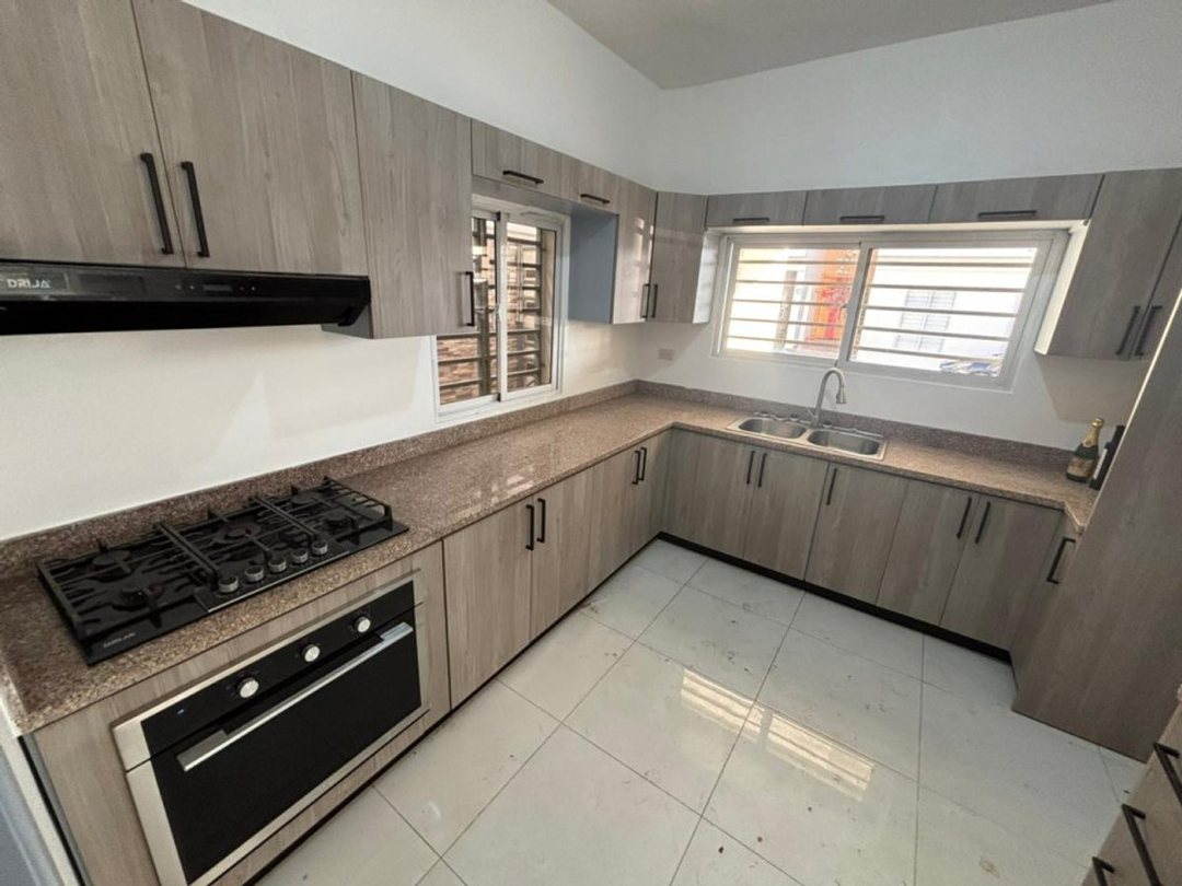 Casa en Altos de Arroyo Hondo III, Santo Domingo