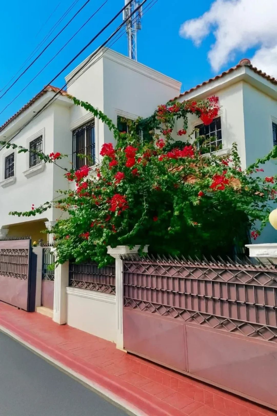 Casa familiar en La Romana con patio y terraza