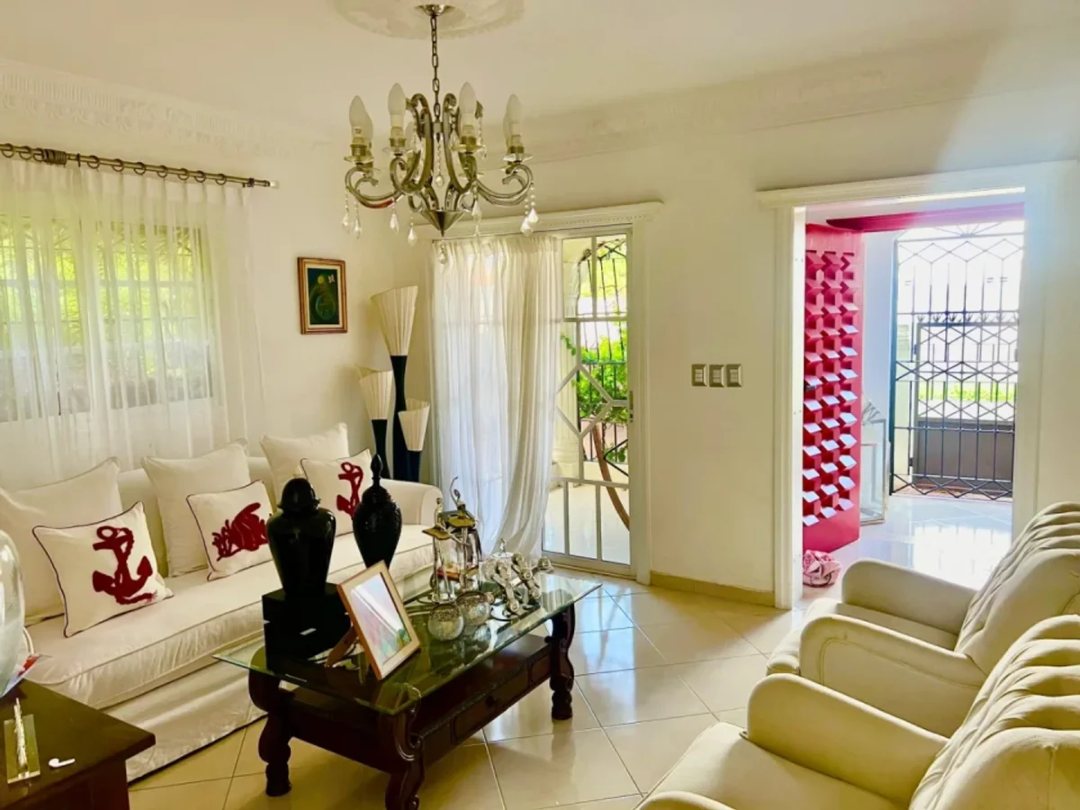 Casa familiar en La Romana con patio y terraza