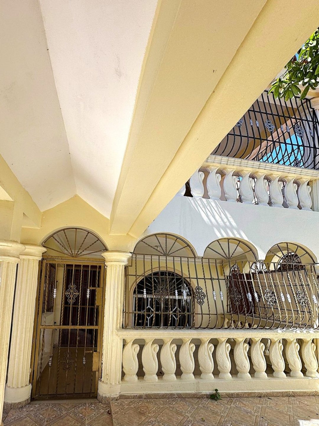 Casa de dos niveles en Prado Oriental, Santo Domingo Este