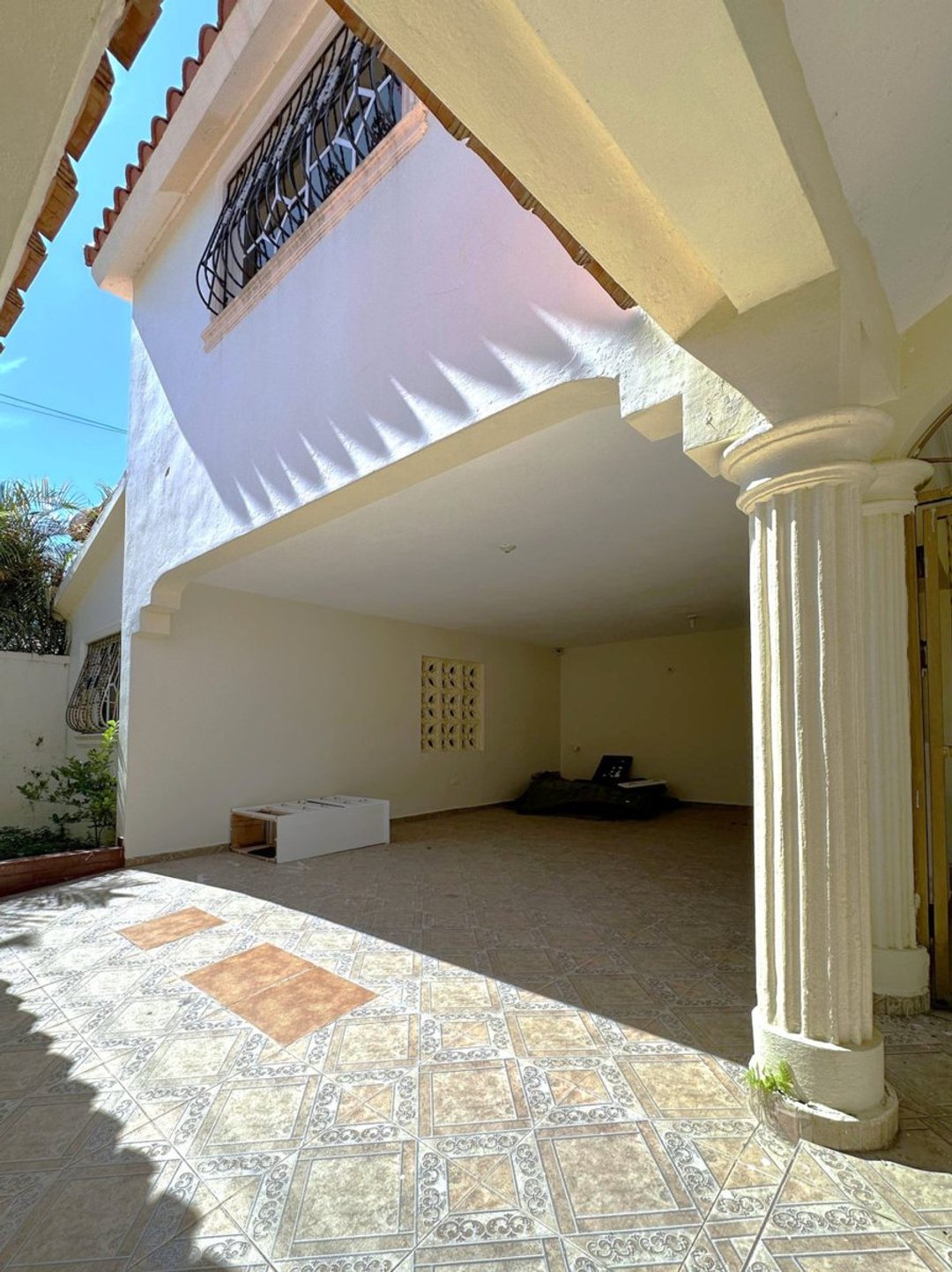 Casa de dos niveles en Prado Oriental, Santo Domingo Este