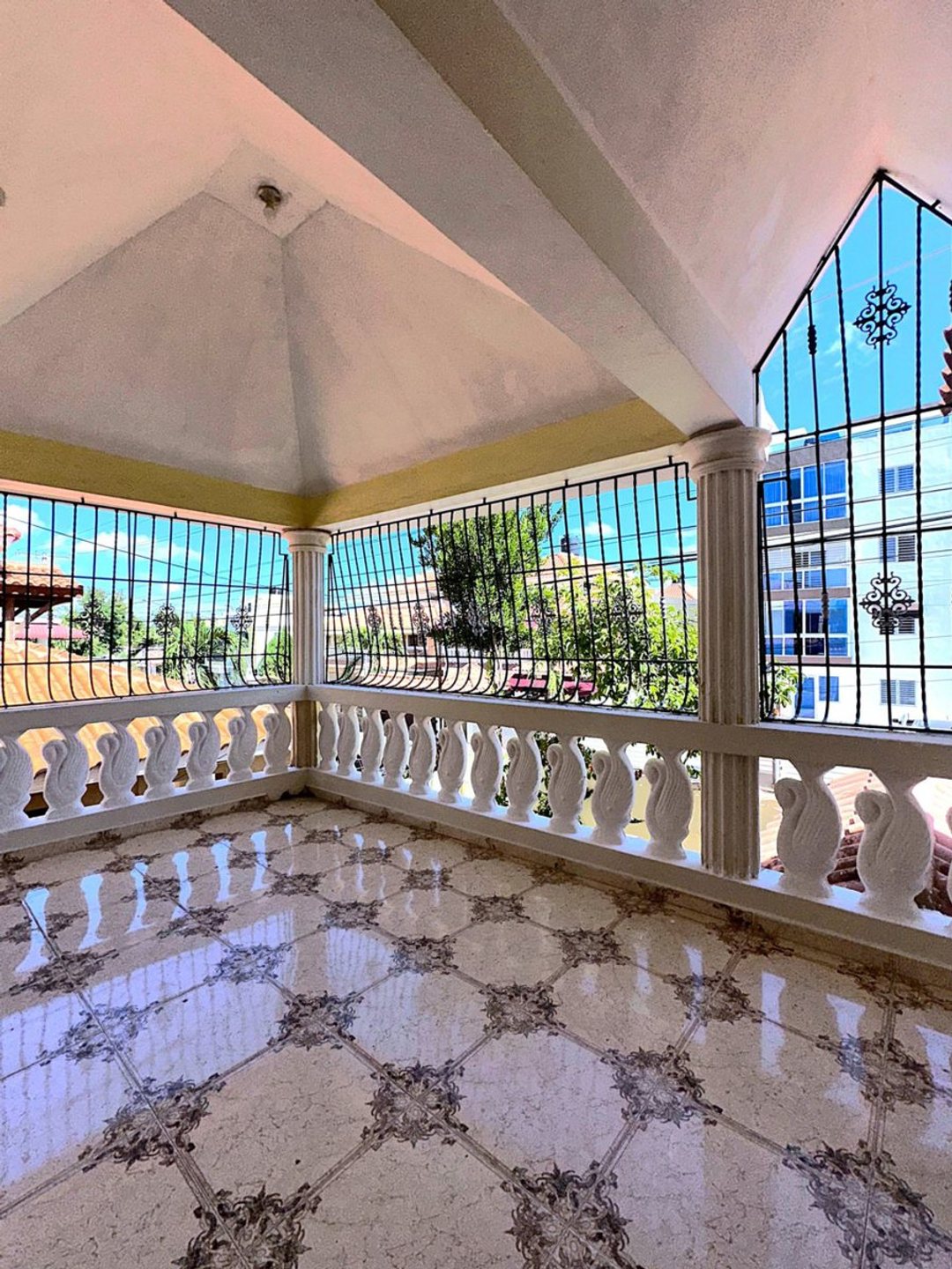 Casa de dos niveles en Prado Oriental, Santo Domingo Este