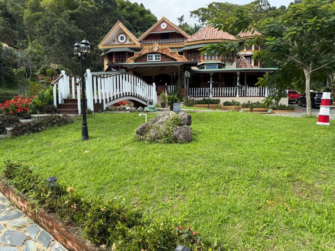 Casa de Lujo en Bonao, Sector Blanco