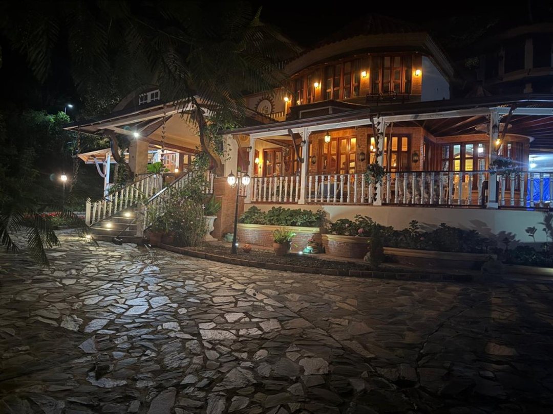 Casa de Lujo en Bonao, Sector Blanco
