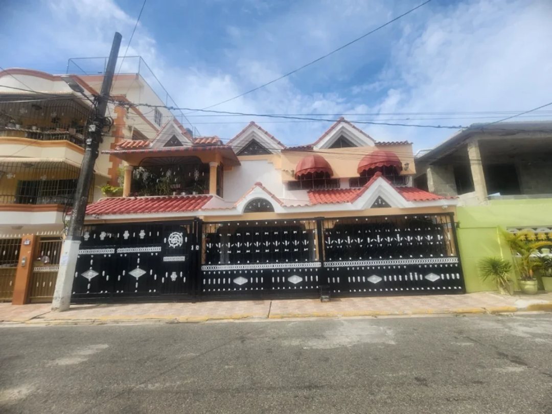 Casa en Santo Domingo Este, 3 hab y 3 pisos.