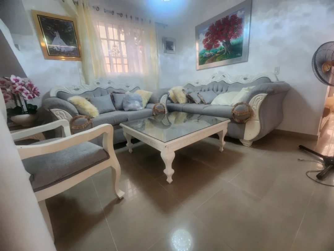 Casa en Santo Domingo Este, 3 hab y 3 pisos.