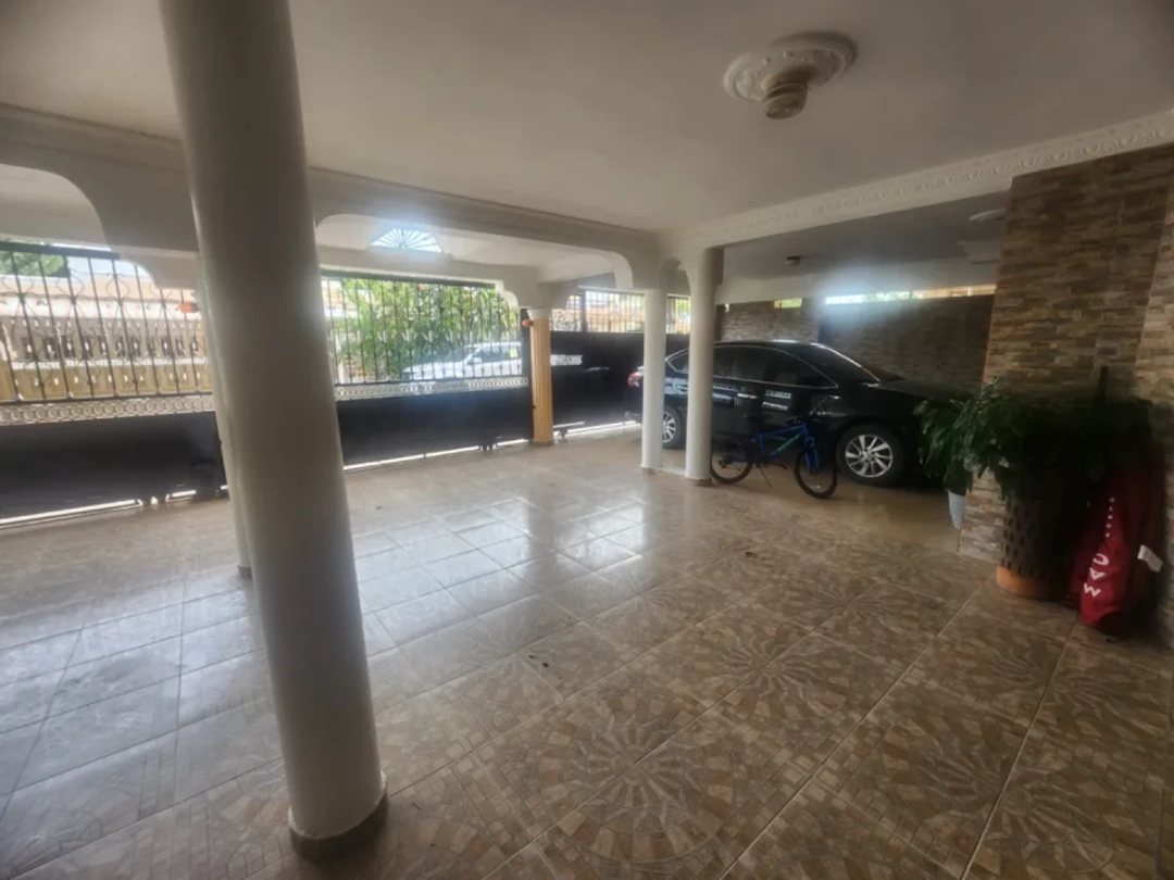 Casa en Santo Domingo Este, 3 hab y 3 pisos.