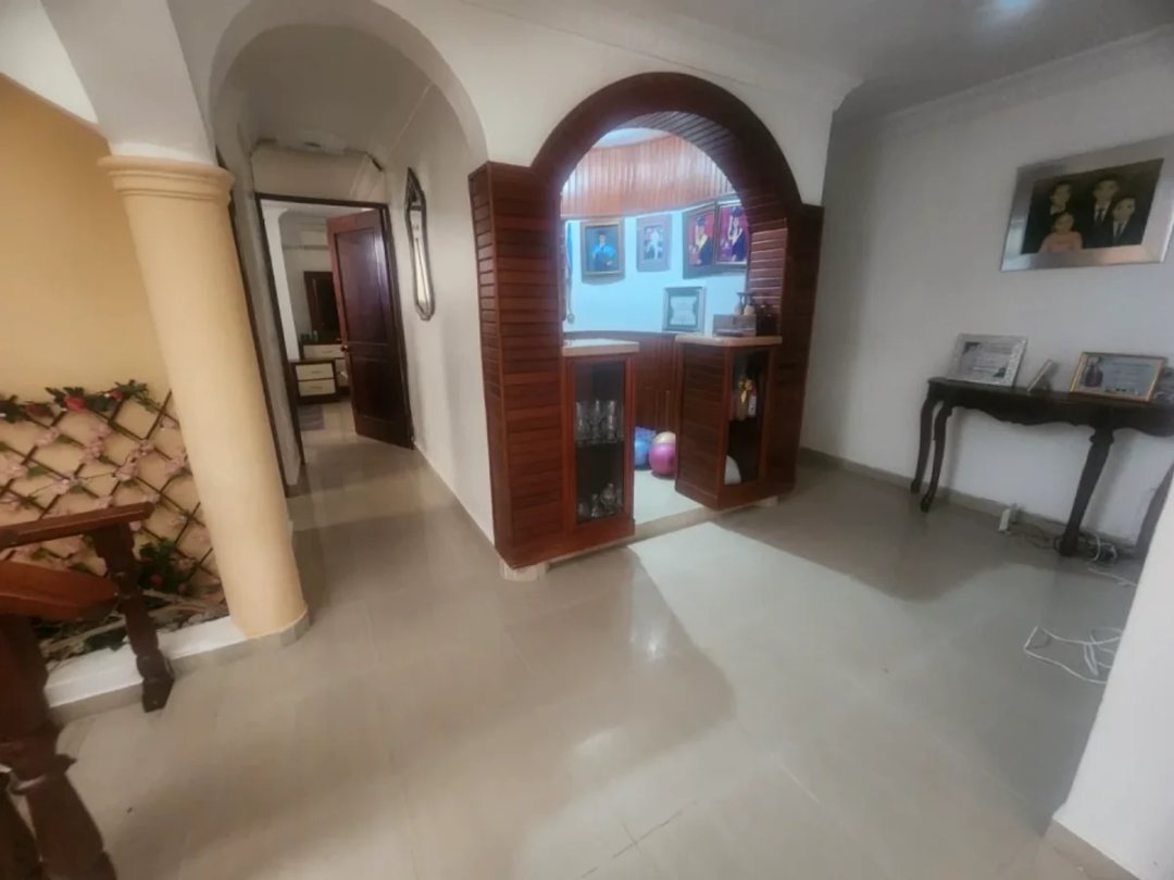 Casa en Santo Domingo Este, 3 hab y 3 pisos.