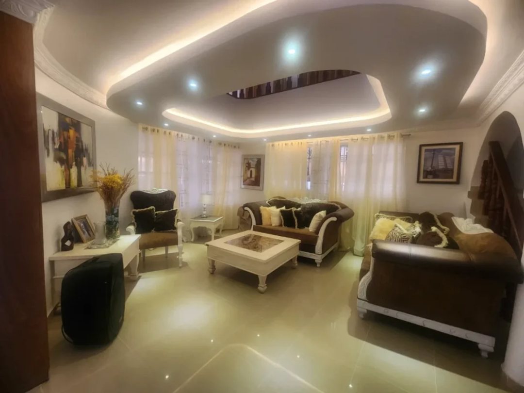 Casa en Santo Domingo Este, 3 hab y 3 pisos.