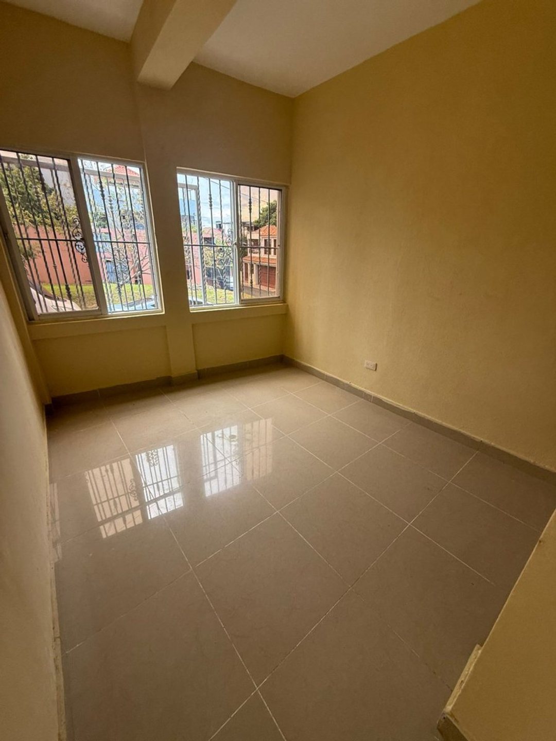 Casa amplia en Jardines del Ozama