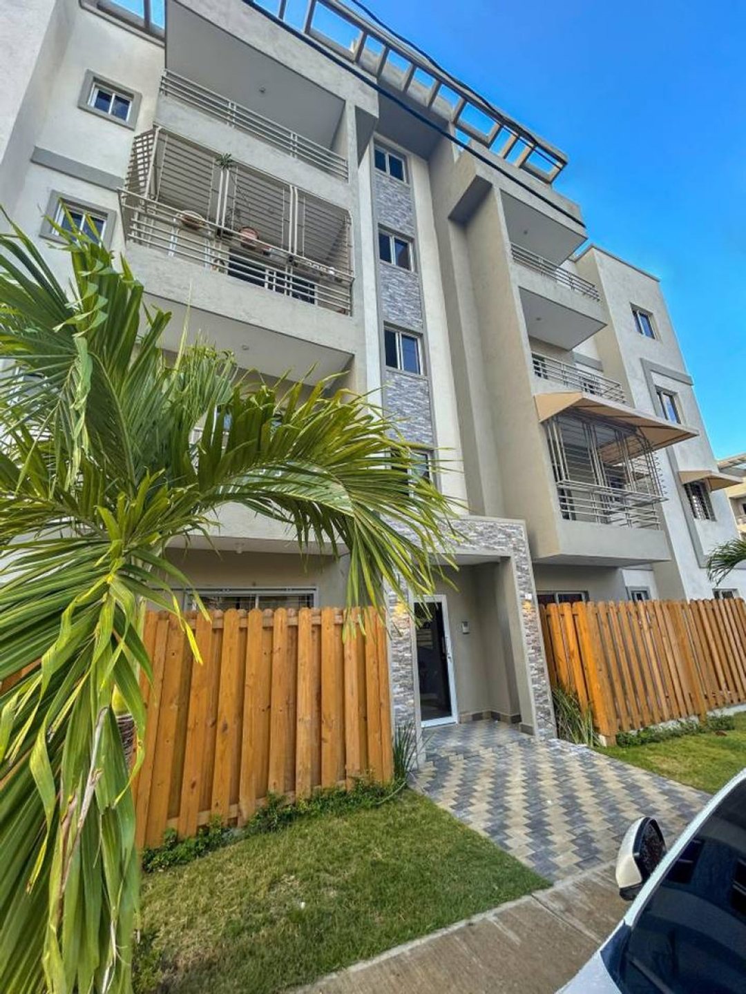 Apartamento detrás de la embajada Americana