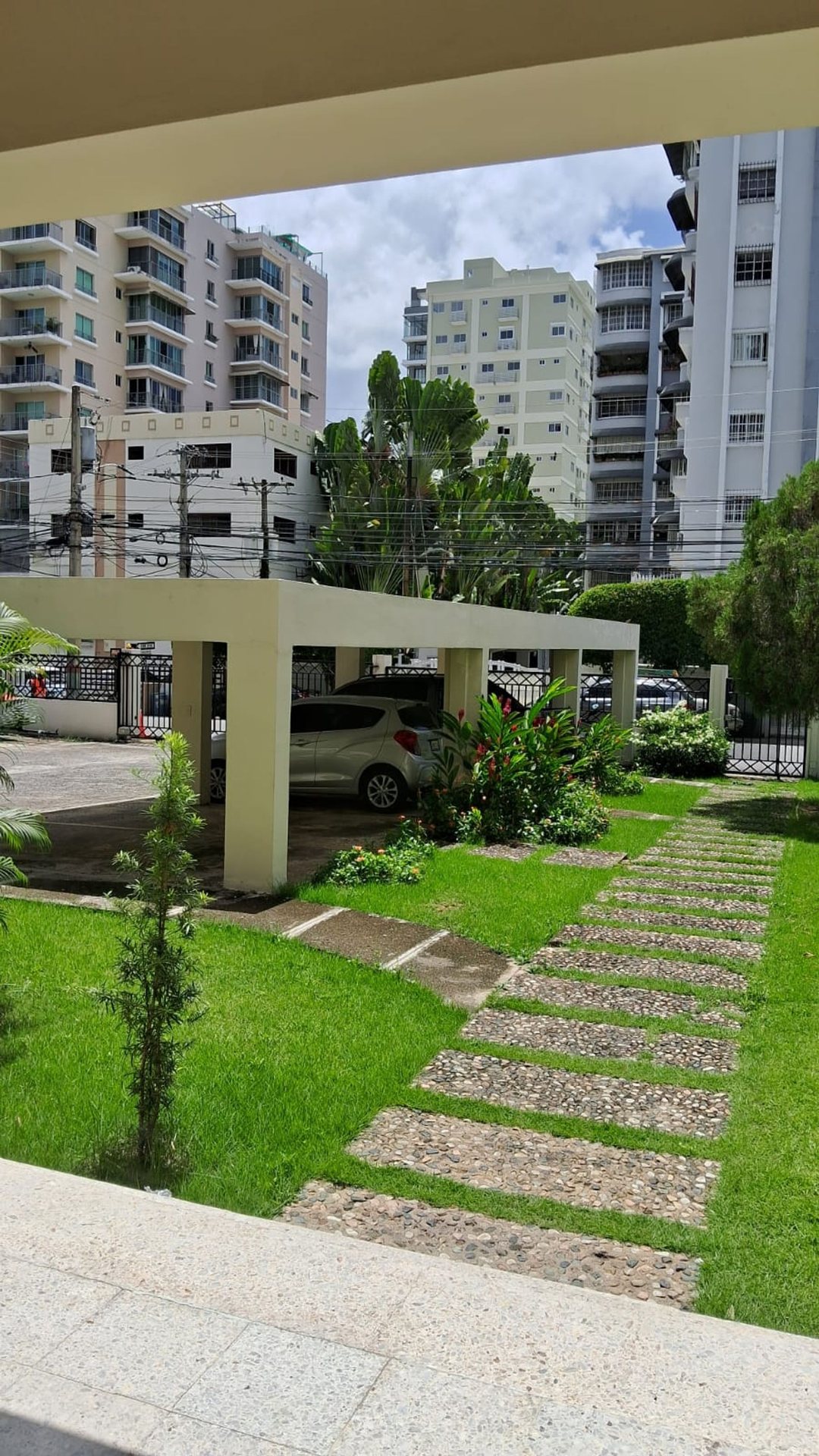 ALQUILER Apartamento 2h Piantini en un 2do nivel