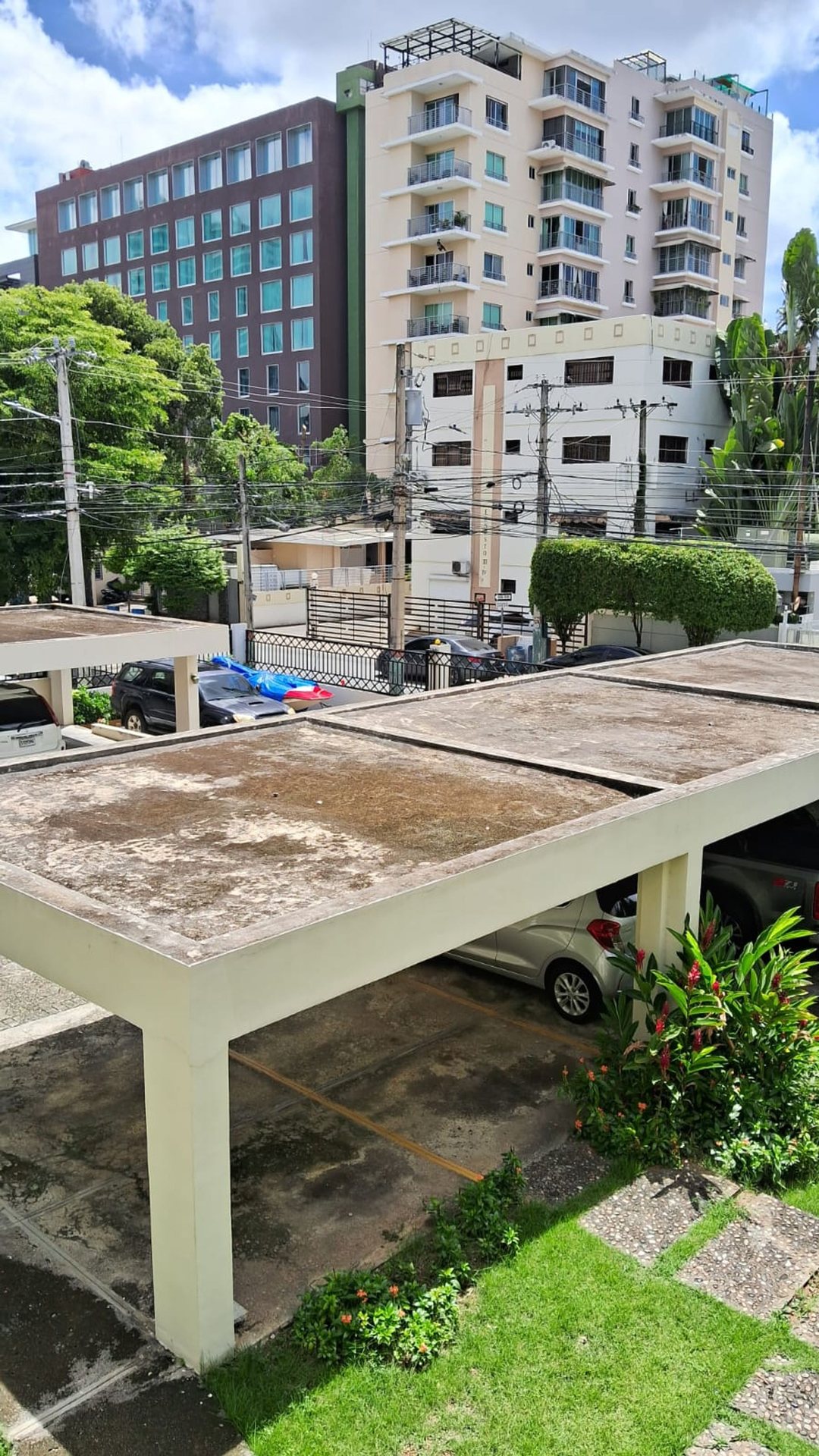 ALQUILER Apartamento 2h Piantini en un 2do nivel