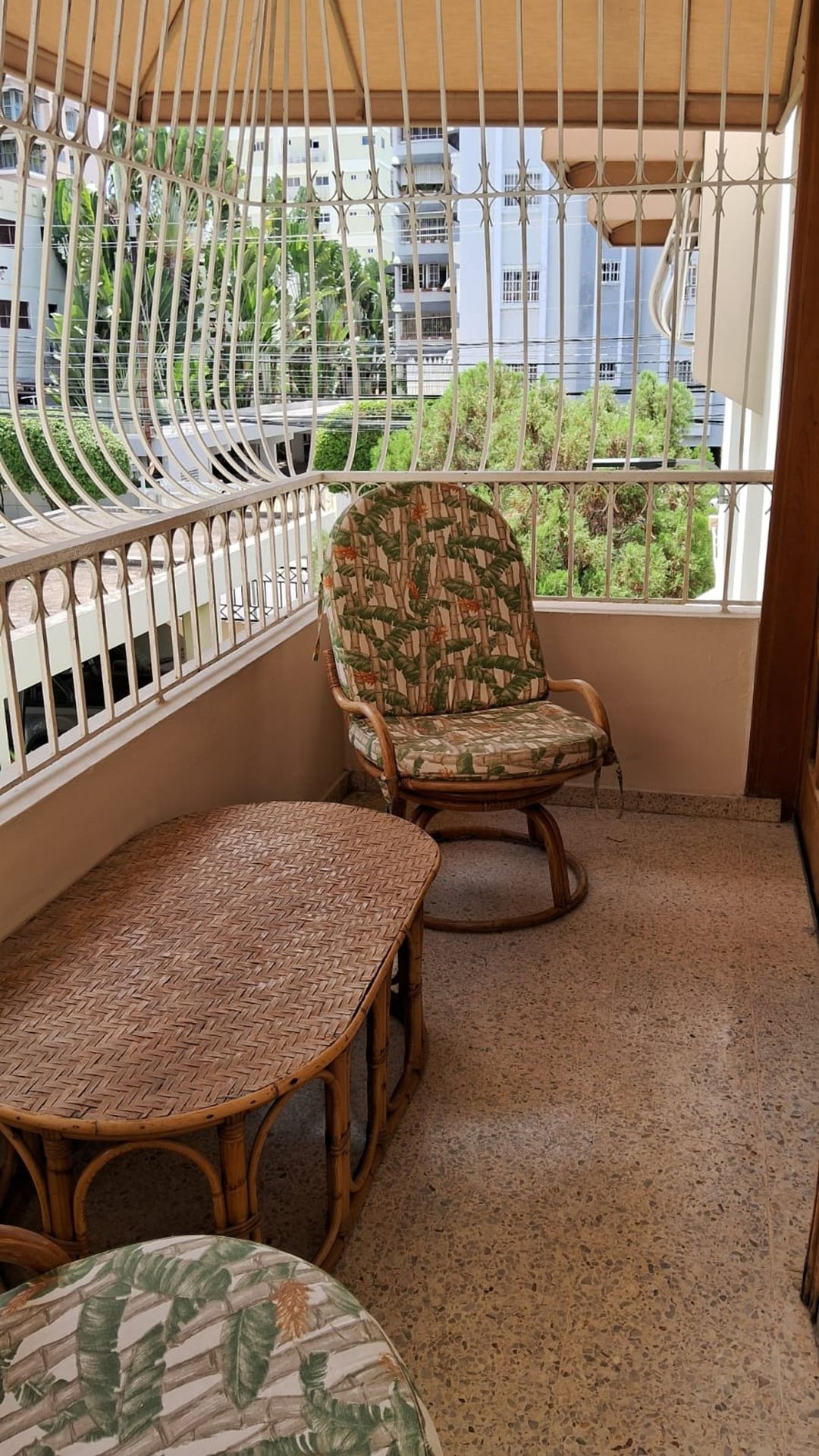 ALQUILER Apartamento 2h Piantini en un 2do nivel