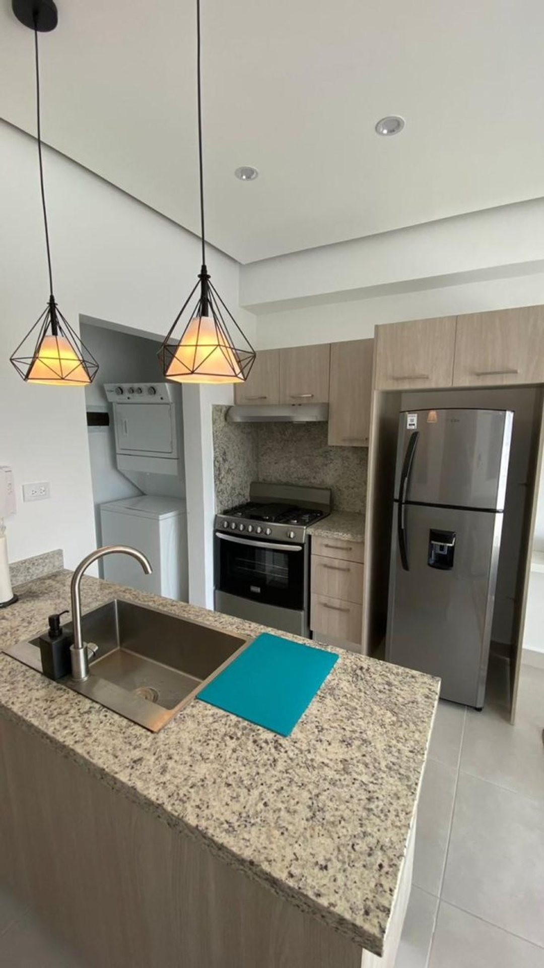 SE ALQUILA APARTAMENTO AMUEBLADO PISO 10