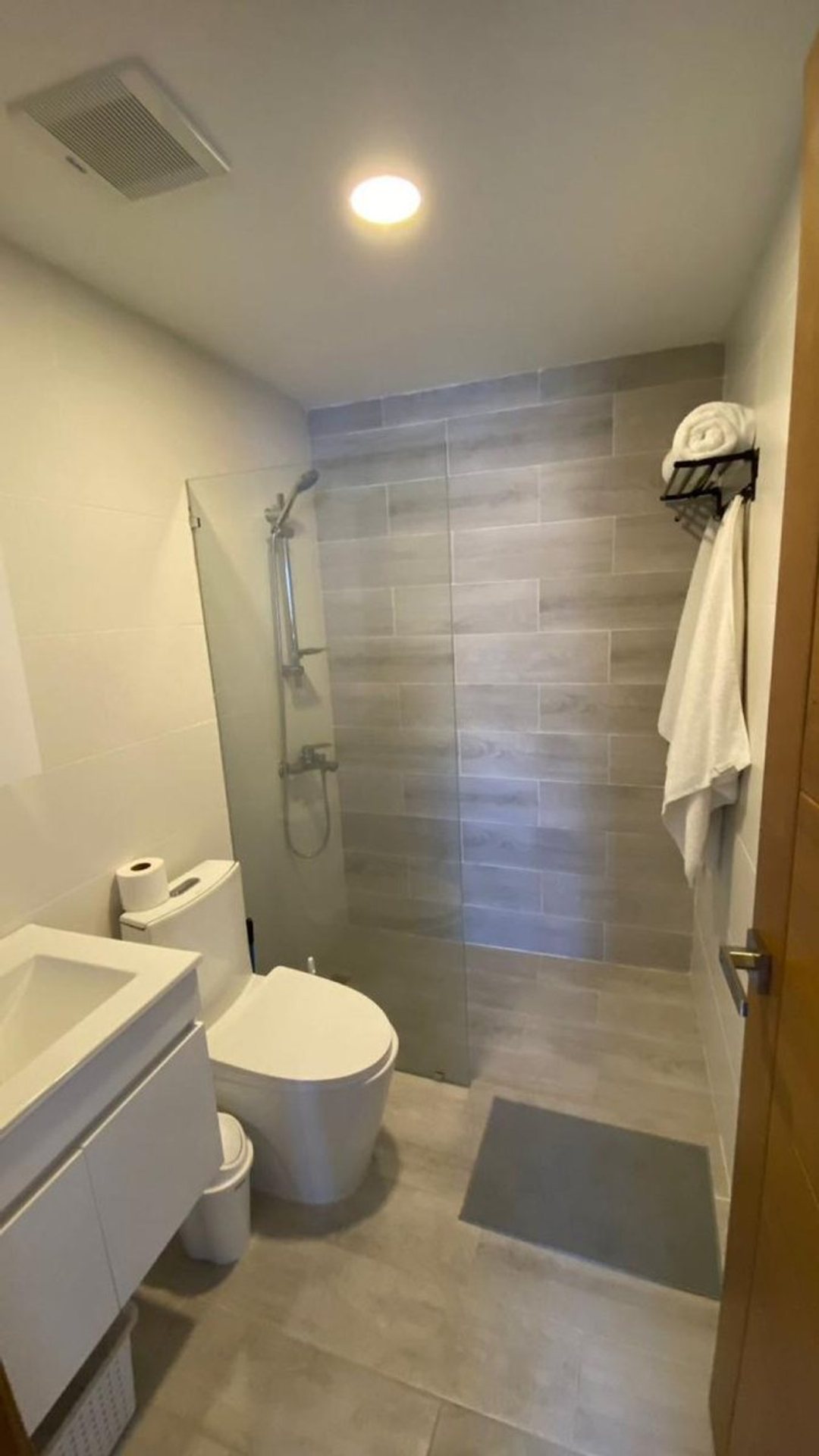 SE ALQUILA APARTAMENTO AMUEBLADO PISO 10