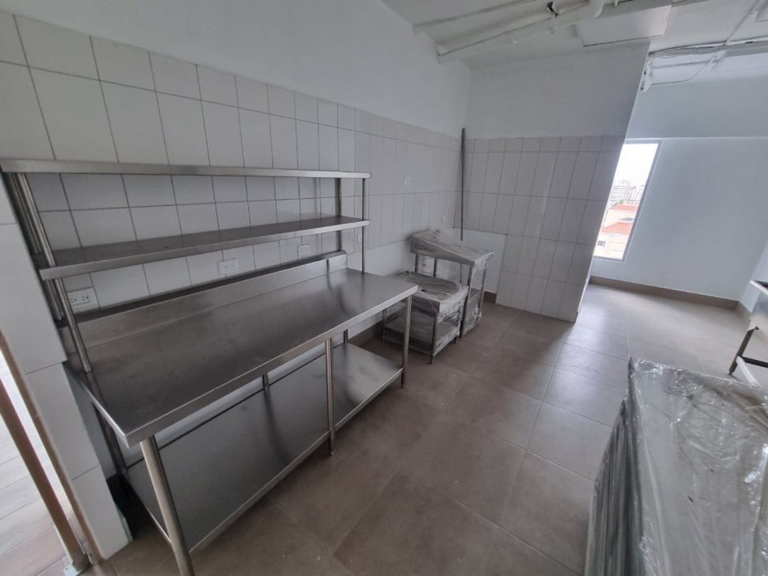Local Comercial En Ensanche Serralles, Santo Domin