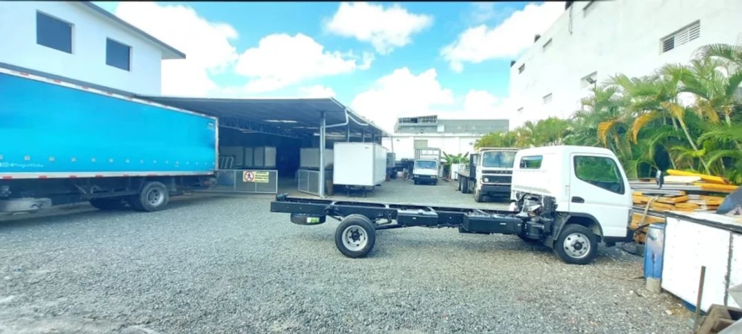 Nave Industrial 1,130 m2 en Villa Aura