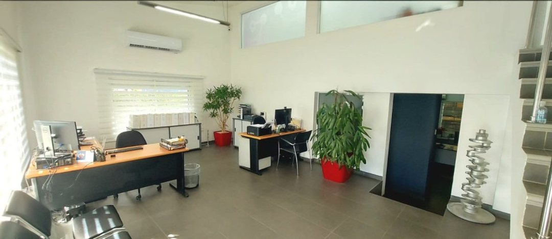 Nave Industrial 1,130 m2 en Villa Aura