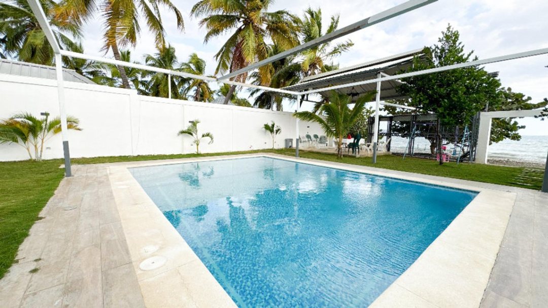 Finca en Azua: Espacio y Comodidad