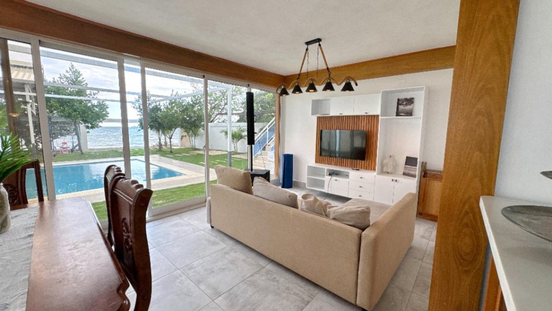 Finca en Azua: Espacio y Comodidad